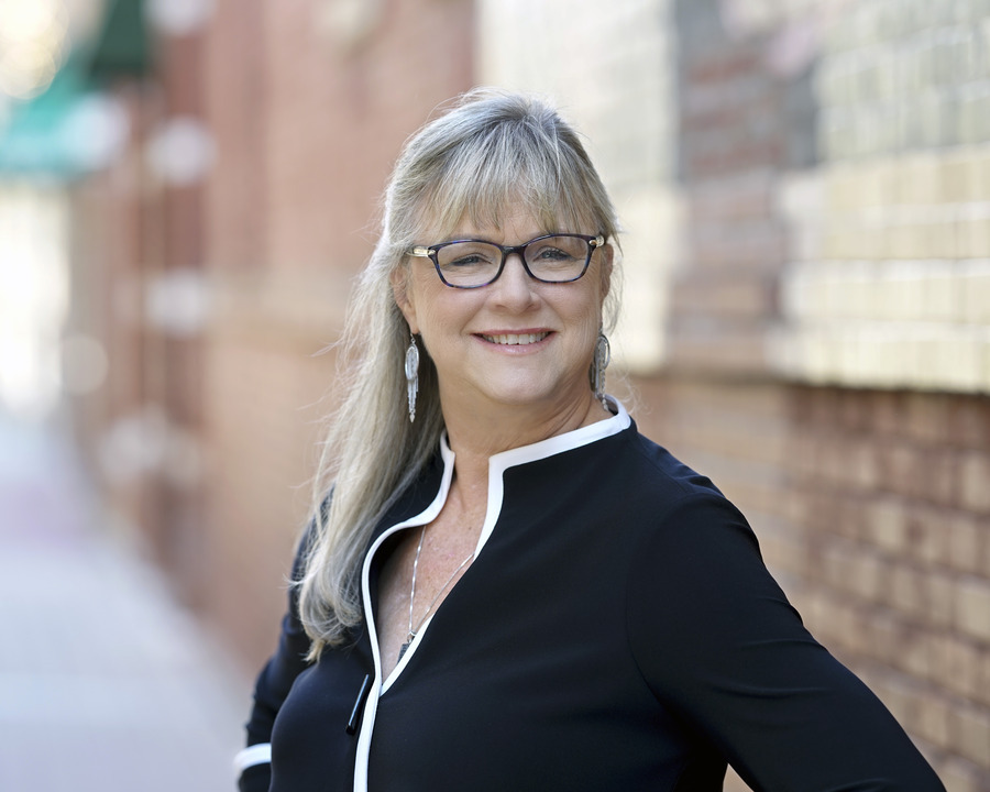 Real Estate Agent Mara Ellis, Realtor