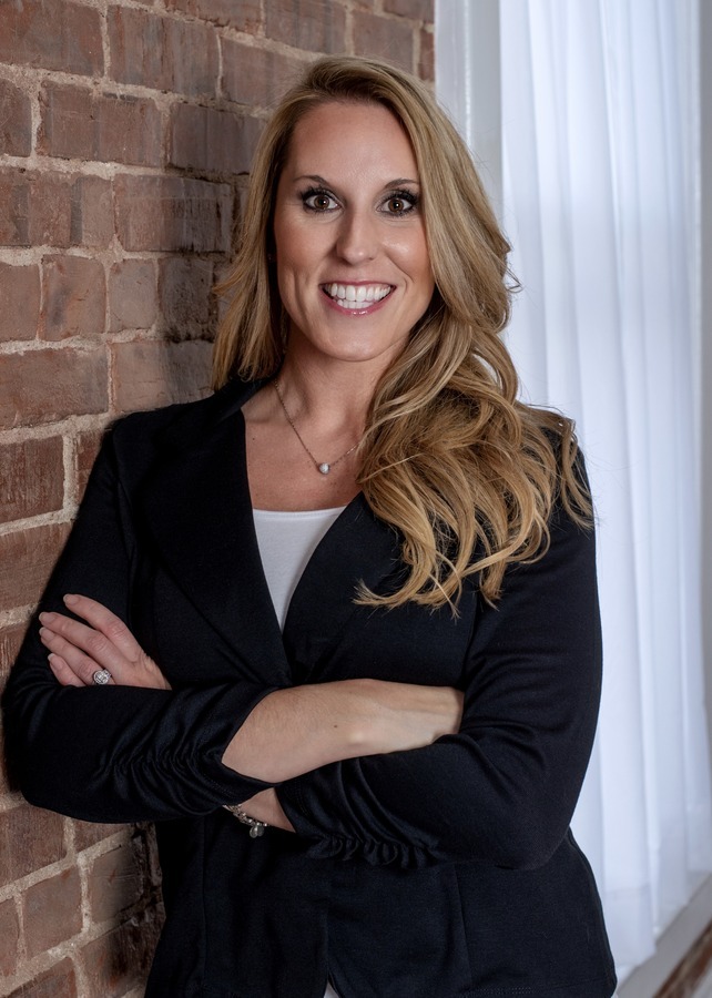 Real Estate Agent Nikki Marion