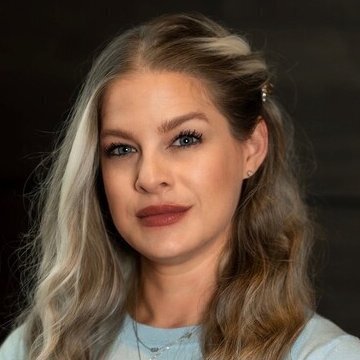 Real Estate Agent Eliza Sackett