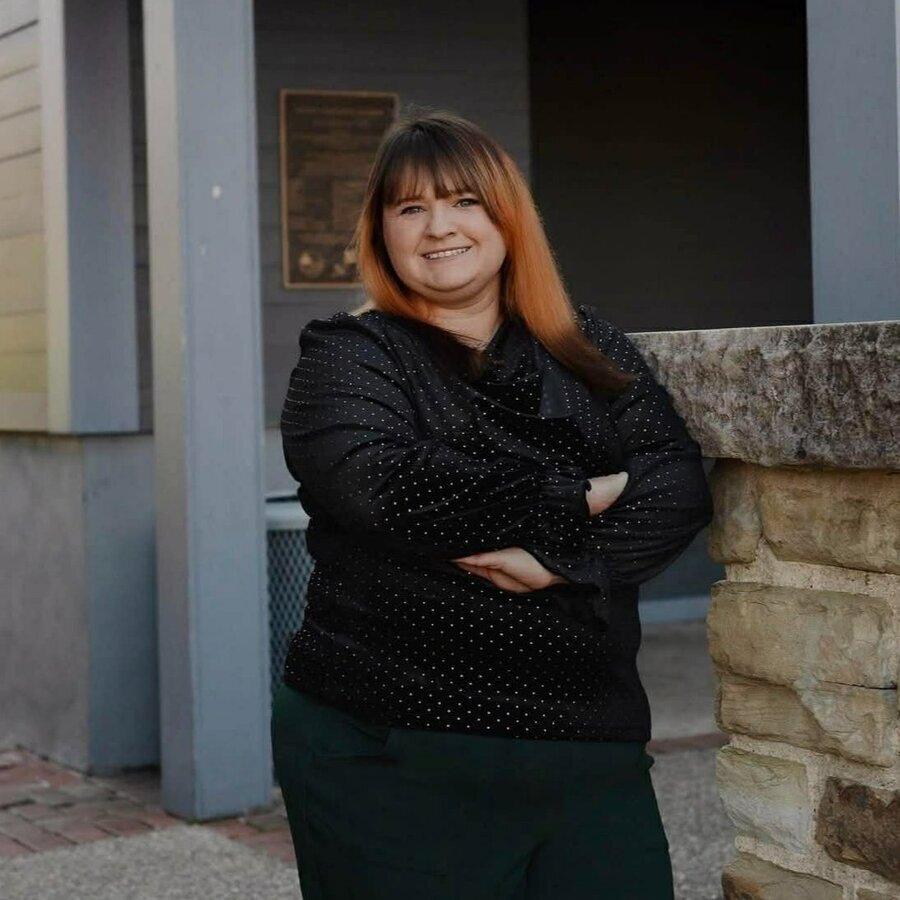 Real Estate Agent Rhonda Damron